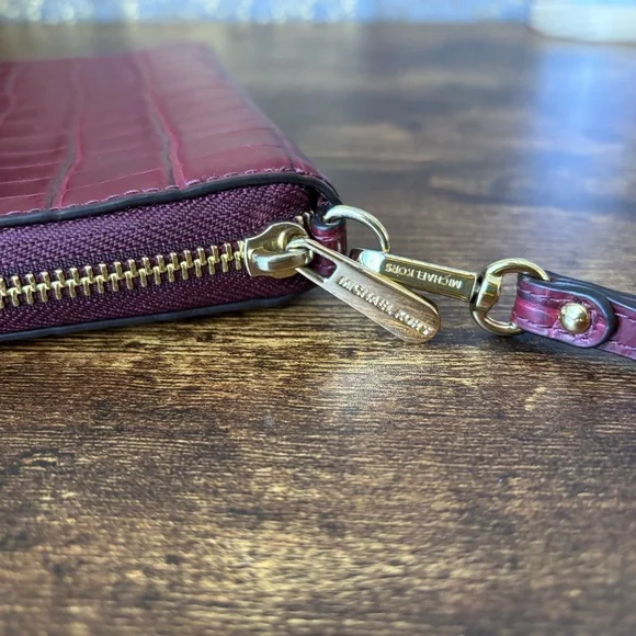 Michael Kors Jet Set smartphone wristlet burgundy crocodile-embossed design - Picture 9 of 13